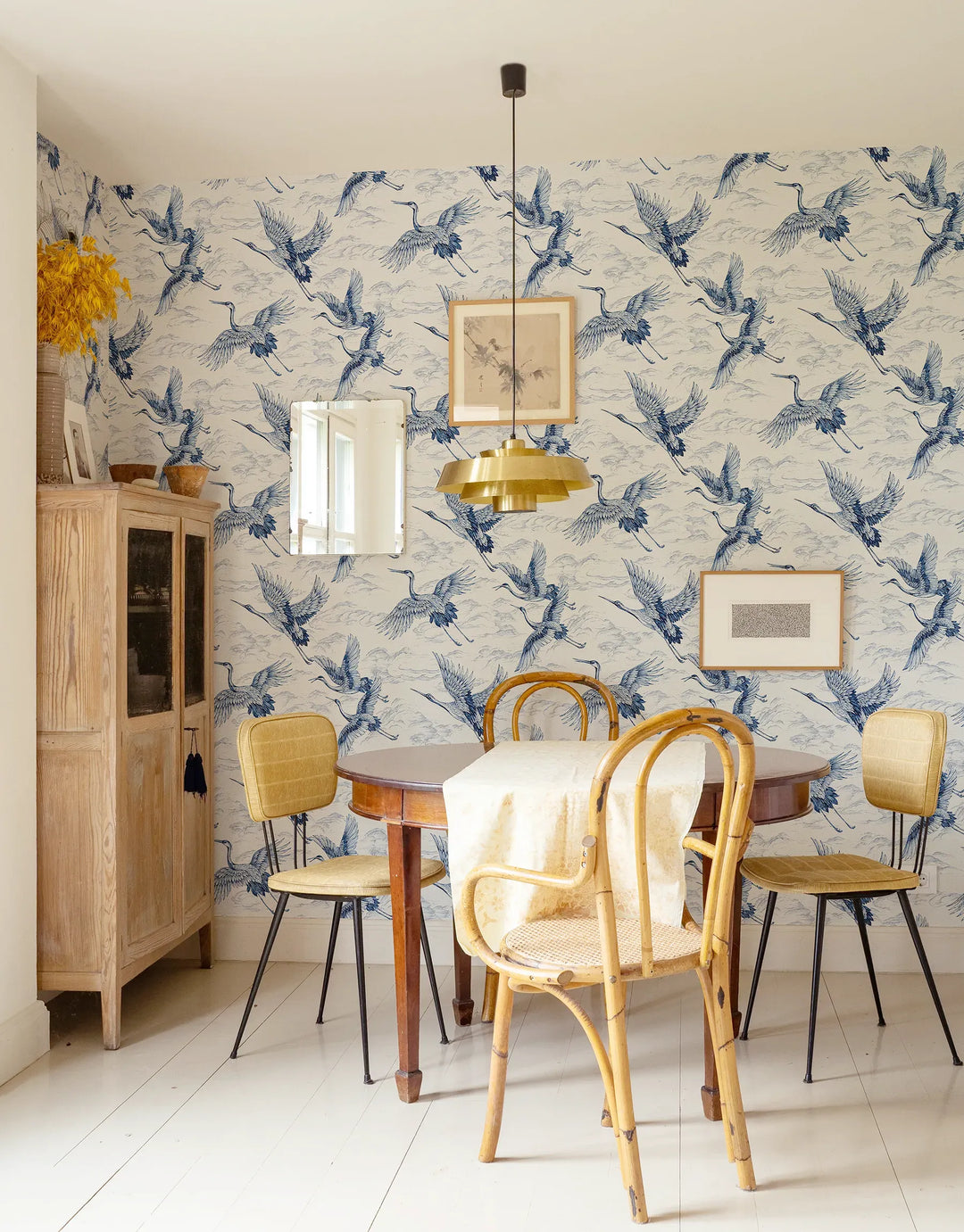 Stilvolle Essecke mit Tapete im Ibissen-Design und blauen Vögeln als Akzentwand