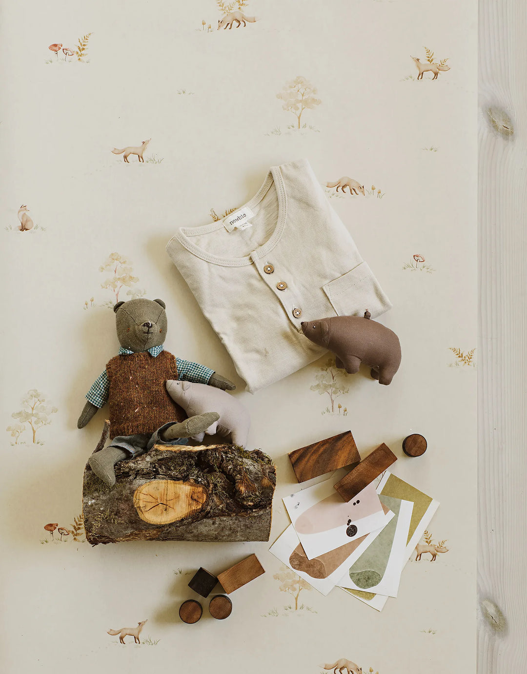 Waldtiere Tapete mit Füchsen im minimalistischer Anordnung