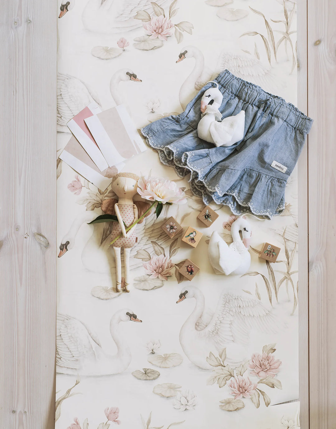 Tiertapete mit Schwan und Rosen für das Kinderzimmer