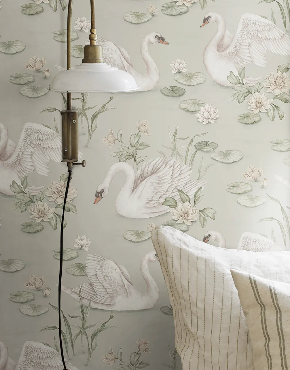 Kindertapete mit Schwänen im Teich im Shabby Chic Stil