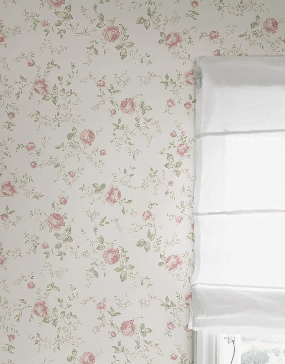 Romantische Blumentapete mit zarten Rosen im Shabby Chic Stil