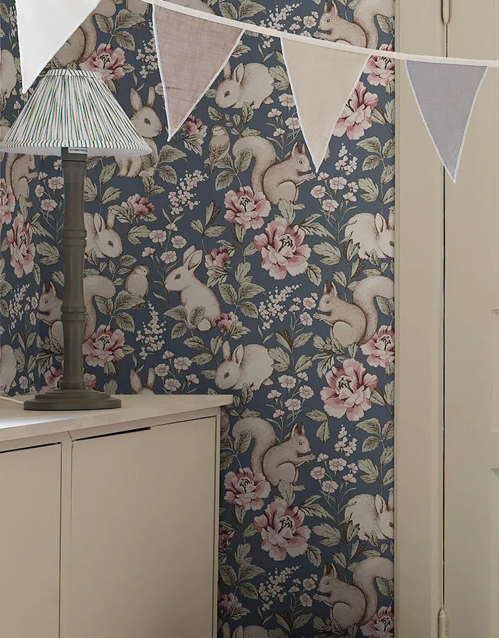 Blumentapete für das Kinderzimmer mit Hasen und Eichhörnchen auf blauem Hintergrund