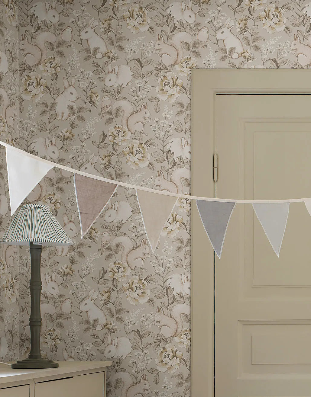 Kindertapete mit Hasen und Eichhörnchen mit romantischen Blumen