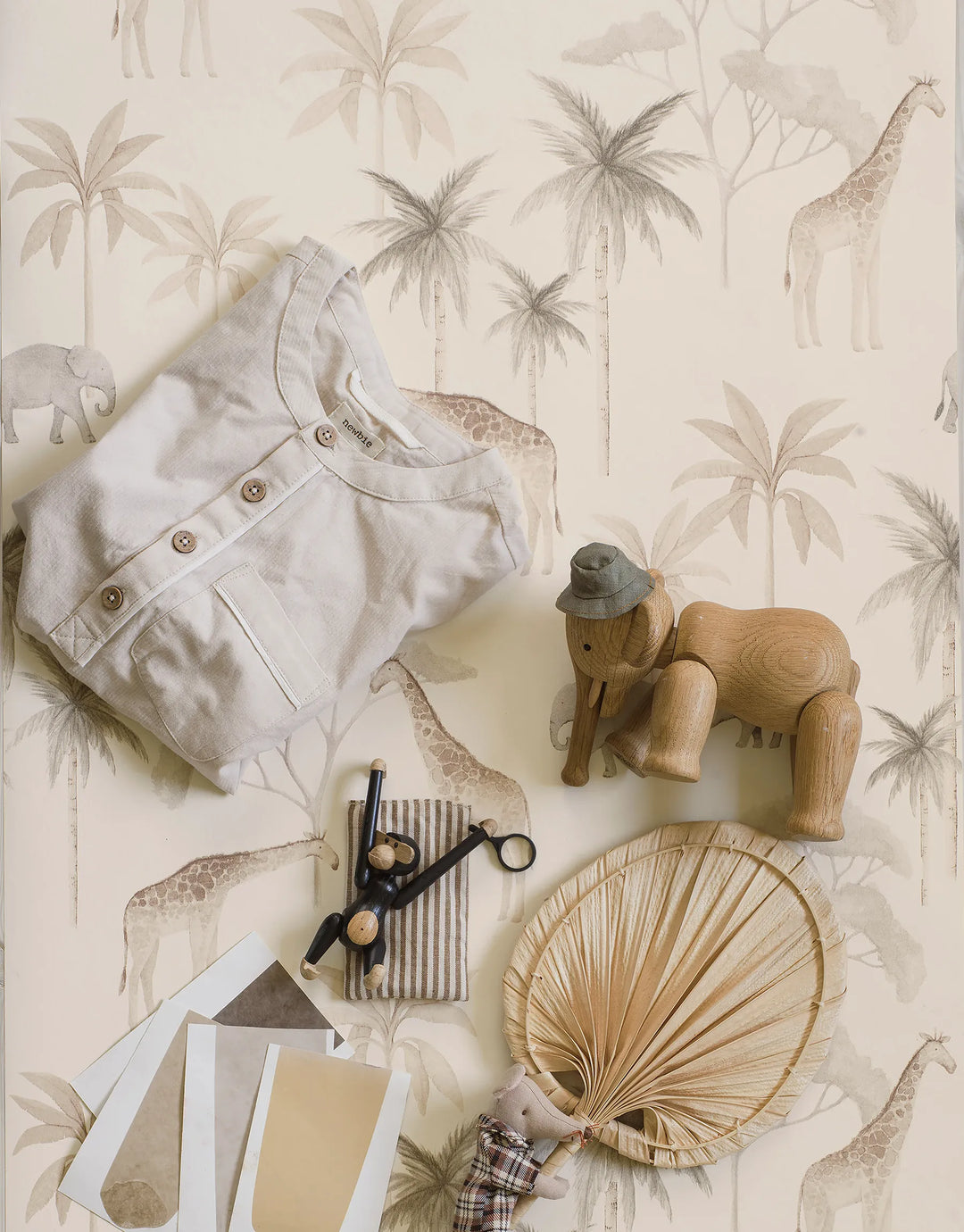 Kindertapete mit Palmen und Savannentieren wie Giraffen und Elefanten 