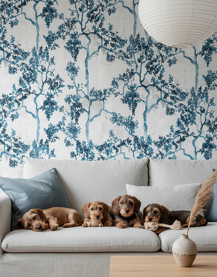 Japandi-Tapete mit blauen Bäumen und Dackelwelpen auf dem Sofa im Wohnzimmer