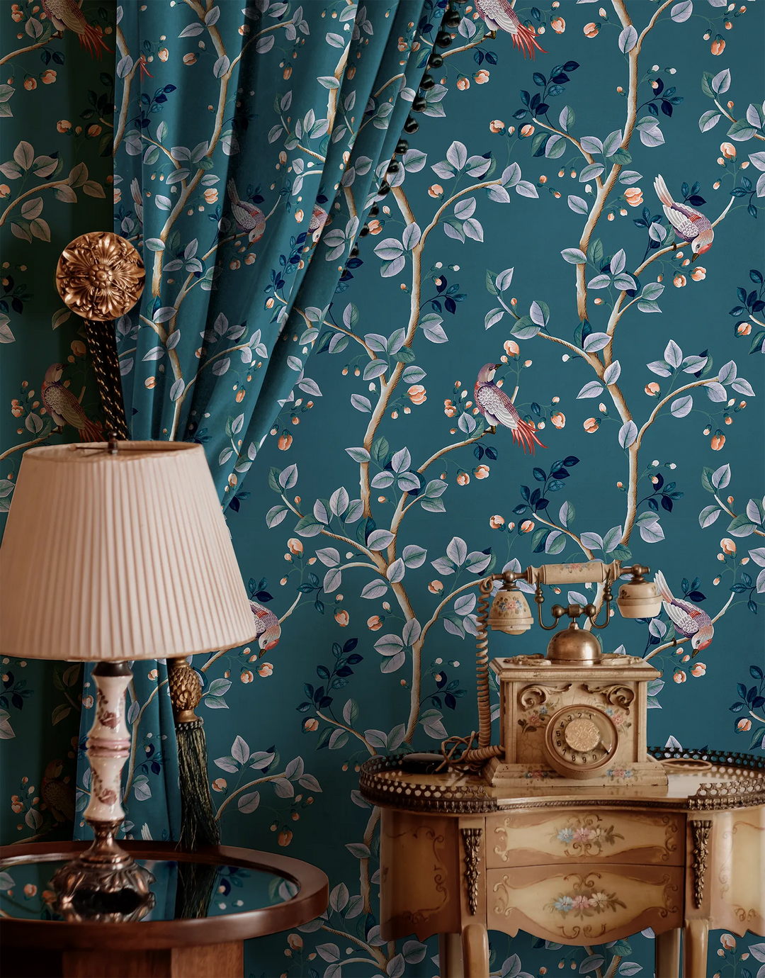 Asiatisch inspirierte Vliestapete im Japandi Stil auf Petrol Hintergrund mit Vögeln