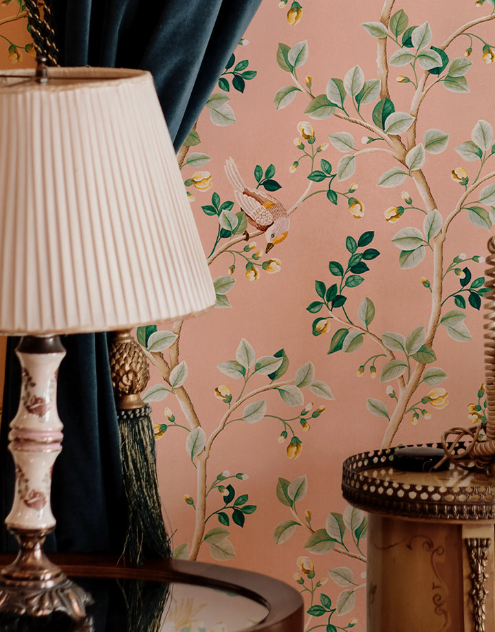 Rosa asiatisch inspirierte Japandi-Tapete mit Bäumen und kleinen Vögeln fürs Schlafzimmer