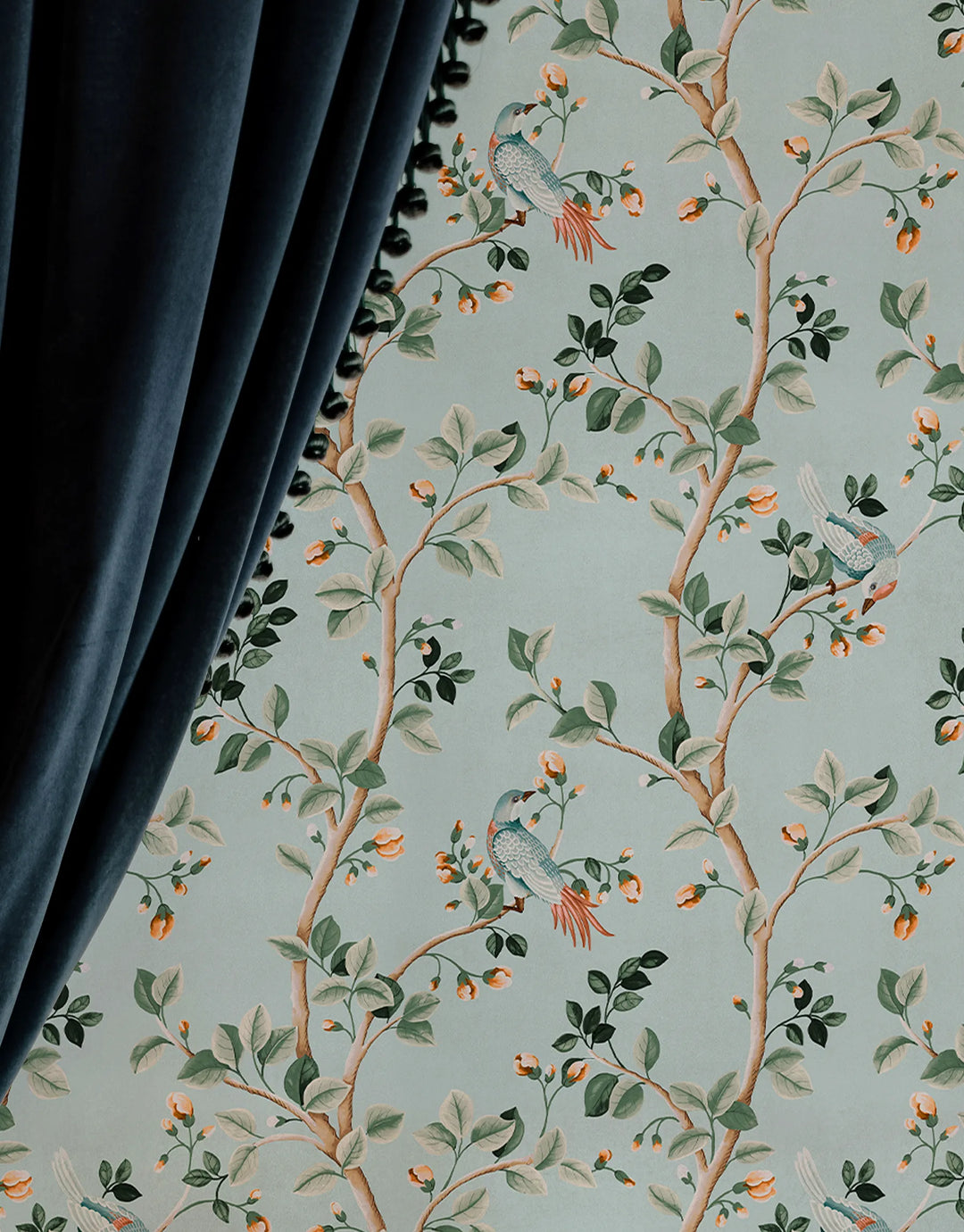 Asiatische Japandi Stil Tapete auf hellblauem Hintergrund mit Ästen und Vögeln