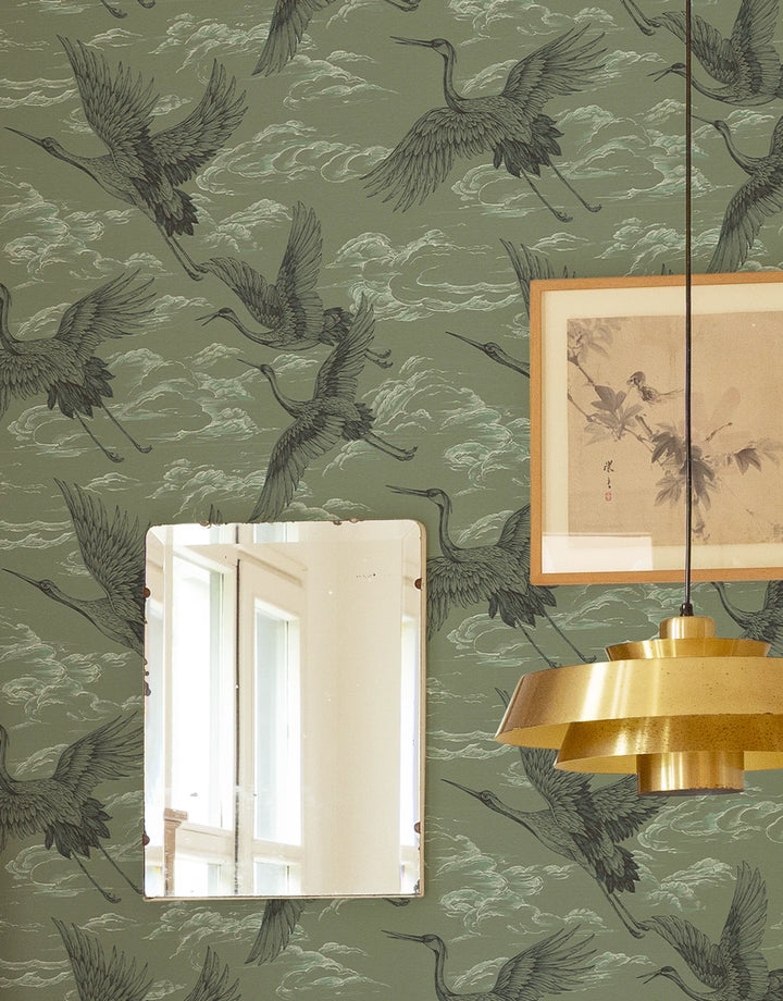 Grüne Japandi Vliestapete mit Vogelillustration im Wohnzimmer