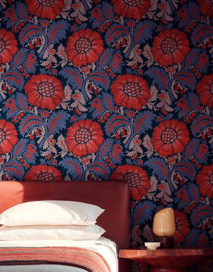 Retro Blumentapete in Rot Blau und Damaskus Stil