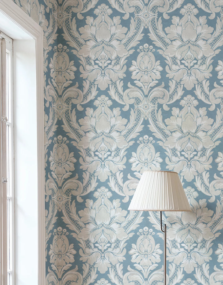 Ornamenttapete im Barock Stil in moderner Interpretation in Hellblau