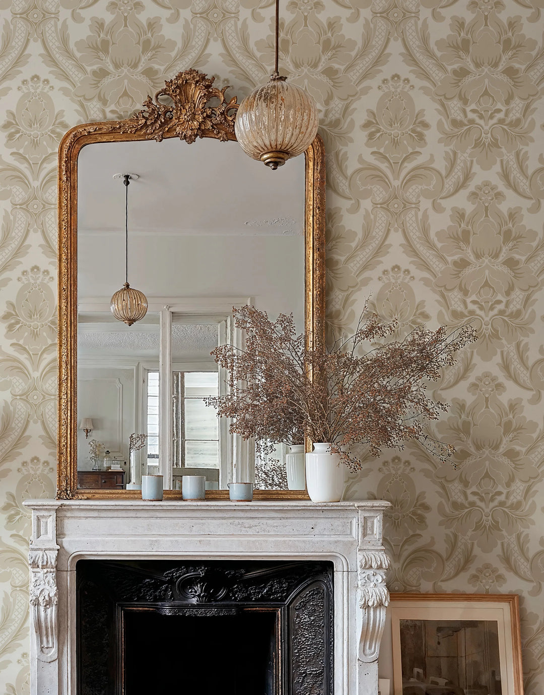 Barocktapete in Beige mit großen floralen Ornamenten