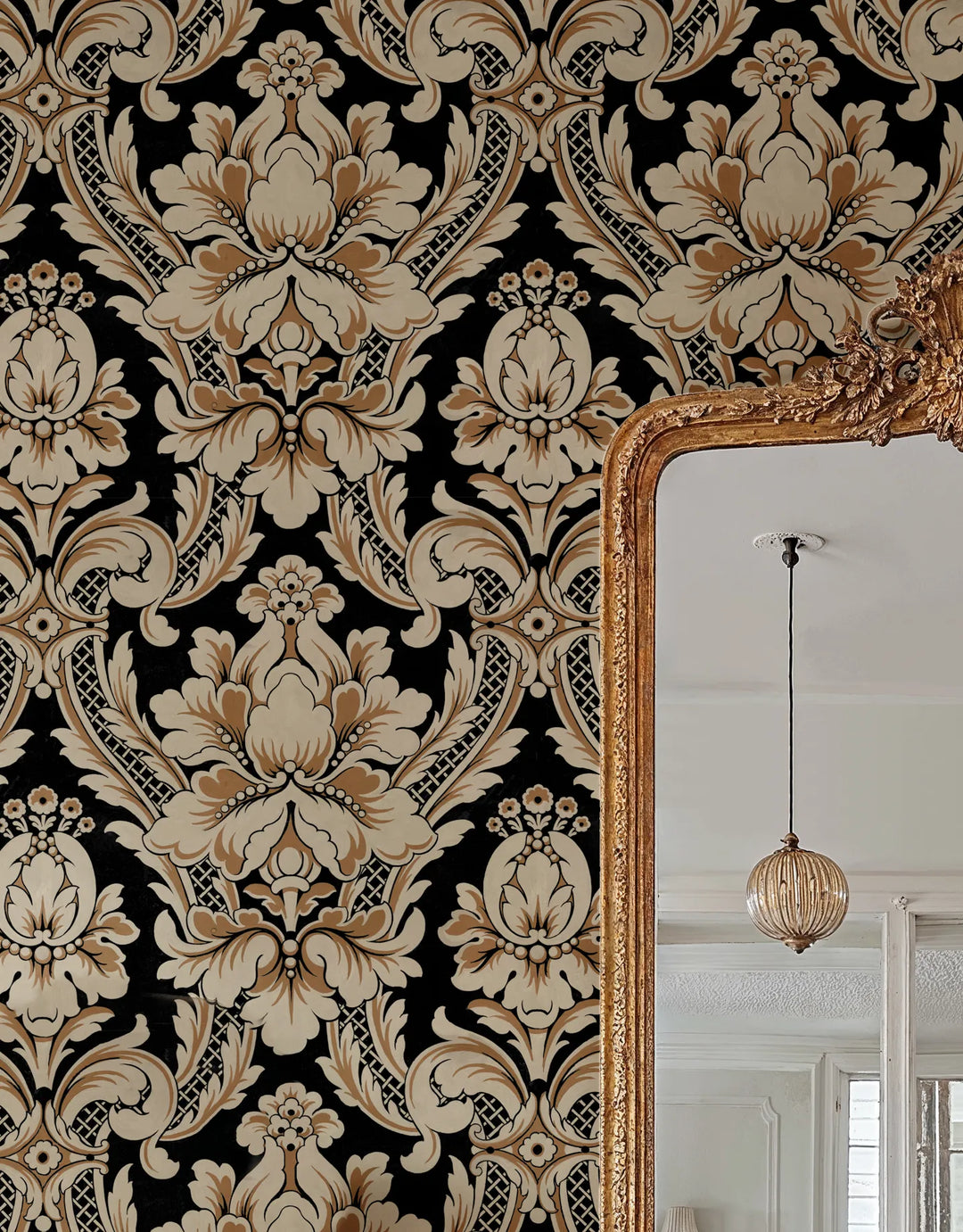 Heritage Tapete mit edlen floralen Ornamenten auf Schwarz