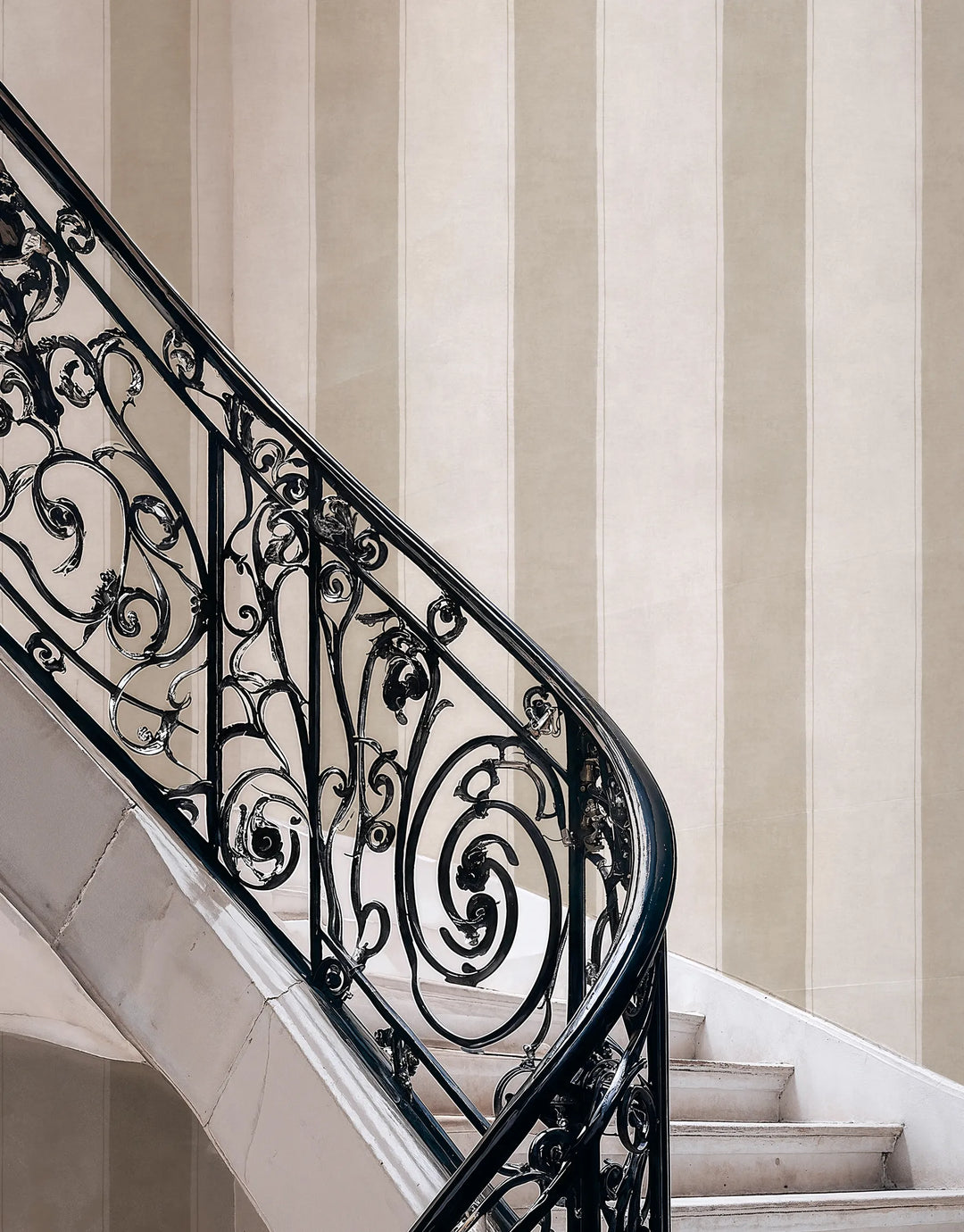 Beige Weiß Streifentapete modern und zeitlos