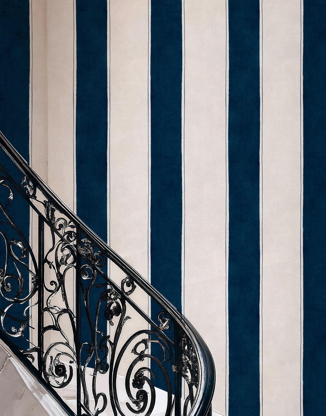 Streifentapete in Marineblau im Heritage Stil