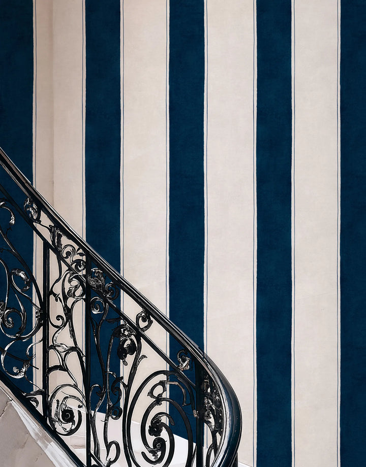 Streifentapete in Marineblau im Heritage Stil