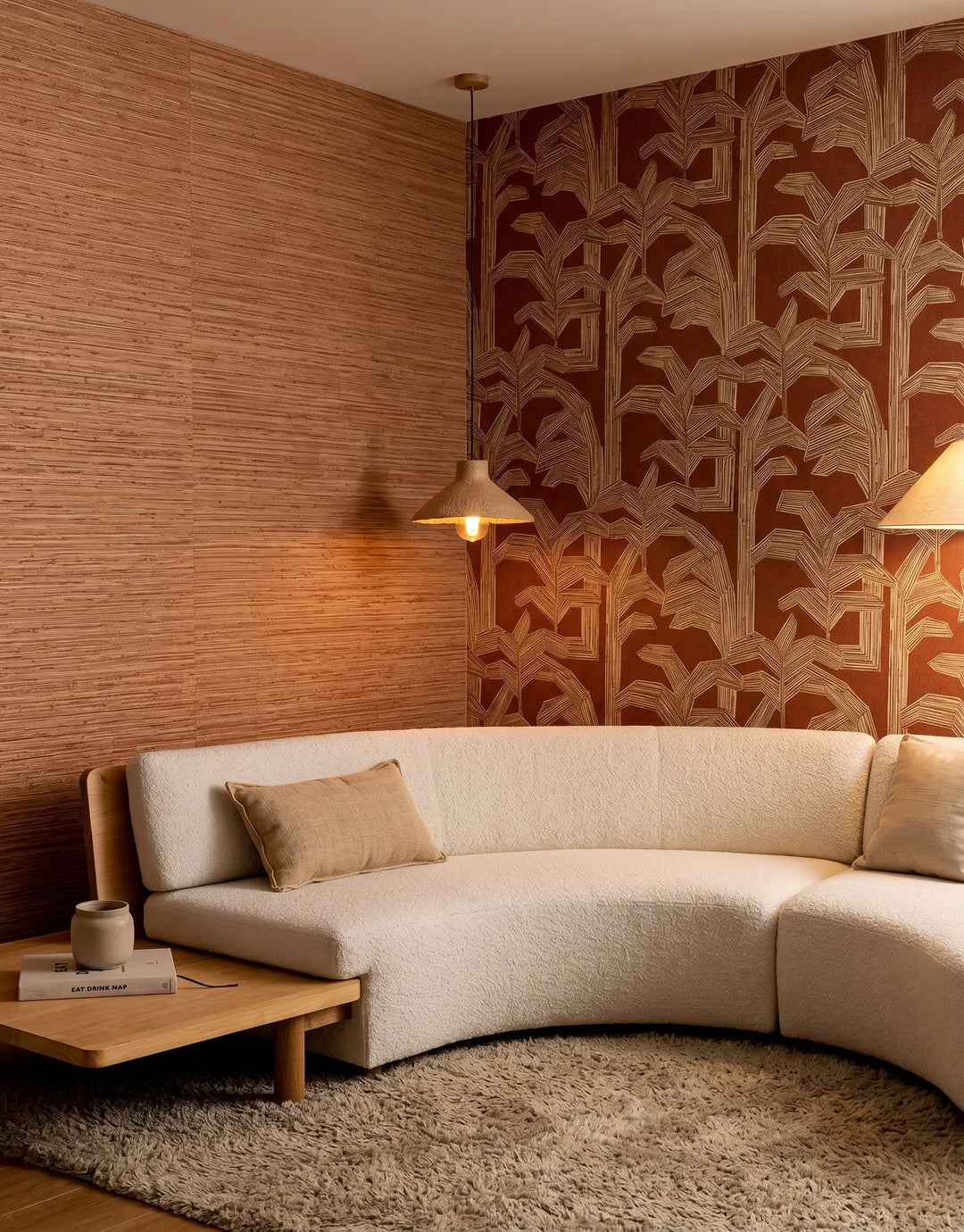 Arte Tapeten in Terrakotta mit Strukturen und großen Mustern für moderne Wohnzimmer