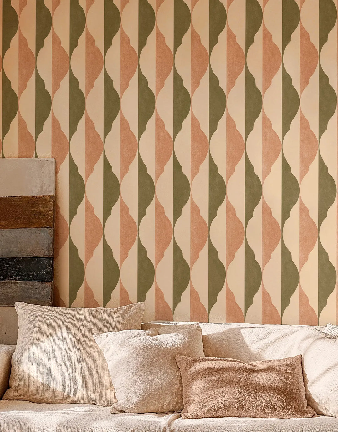 Wohnzimmertapete im grafischen Mid-Century Stil von Coordonné